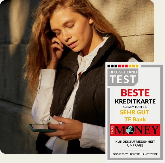 Frau mit Handy und Kopfhörern schaut nachdenklich nach unten. Rechts sieht man das Siegel von Focus Money. "Beste Kreditkart" mit Gesamturteil 'Sehr gut'.